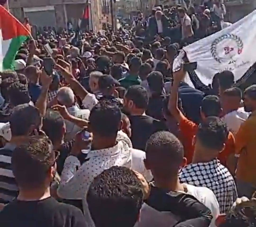 مسيرة جماهيرية حاشدة بمدينة اربد تنديدا واستنكارا لجرائم الاحتلال في غزة