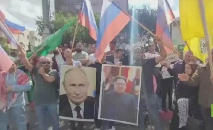 حاملين صورة بوتين.. مظاهرة في الخليل ضد القصف الإسرائيلي على غزة