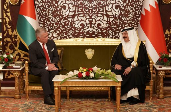 الملك والعاهل البحريني يؤكدان ضرورة تكثيف الجهود العربية لوقف الحرب