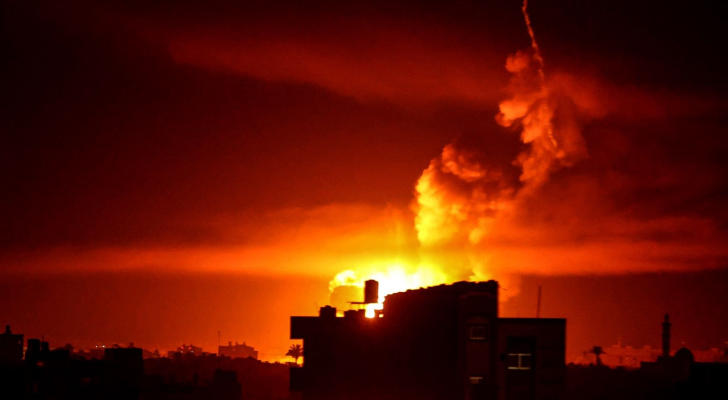 شهداء وجرحى بقصف طيران الاحتلال لمقهى جنوب غزة