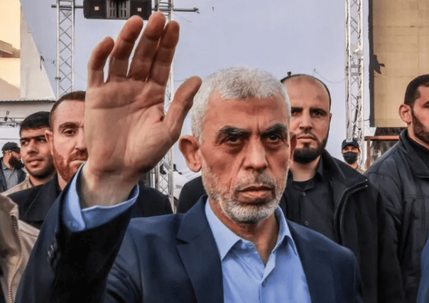 قصة السنوار الذي وصف بالرجل الميت