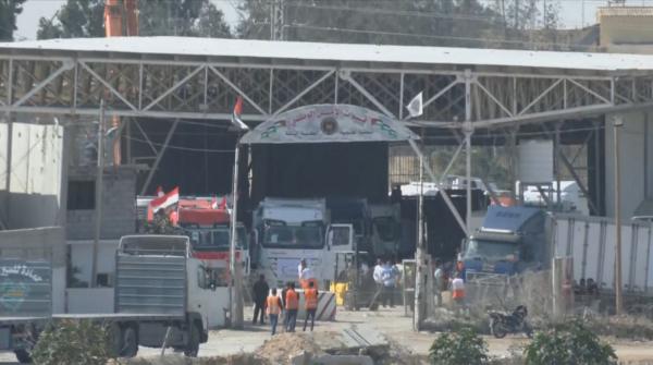 17 شاحنة مساعدات تعبر رفح نحو غزة