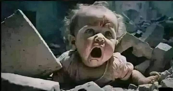 طفل نجا وحيداً من عائلته يقبل أخاه بين الجثث في غزة