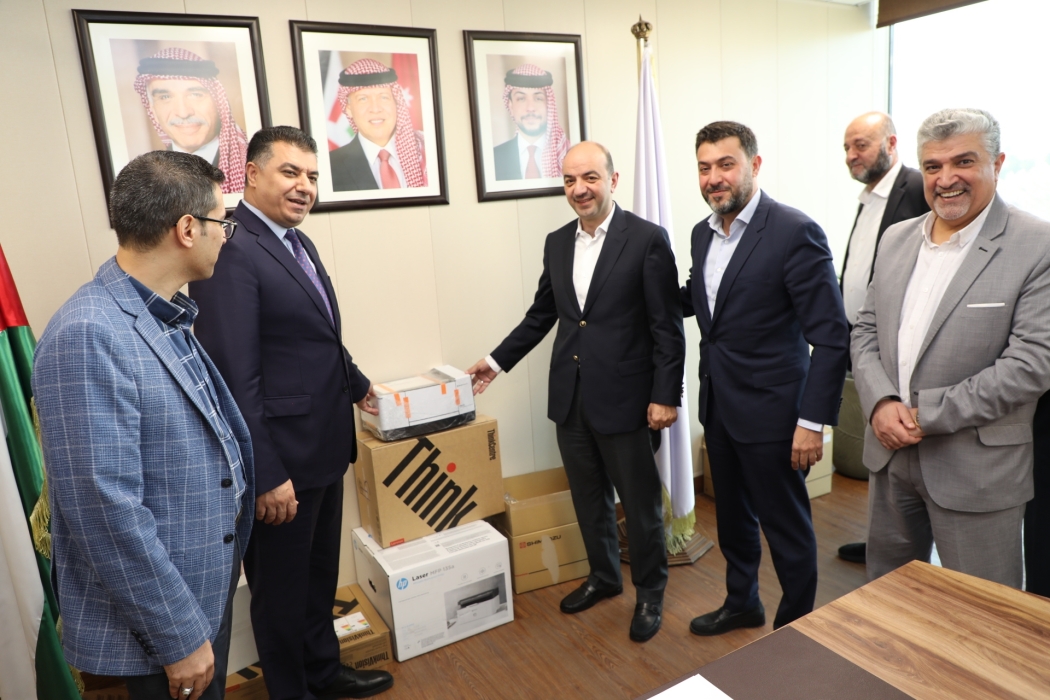 صناعة الأردن تقدم لوزارة الزراعة جهازا  للكشف عن المواد الأولية المستوردة لصناعة المبيدات