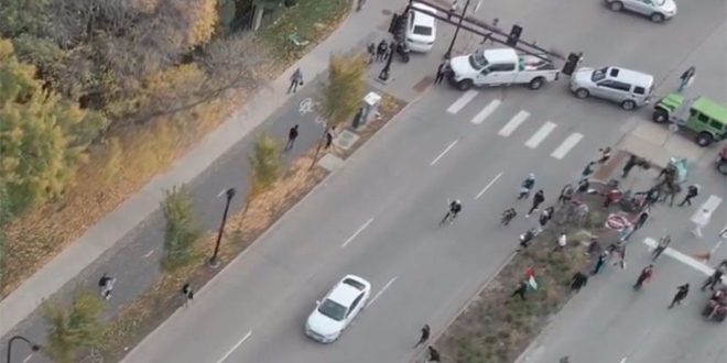 سيارة تصدم مسيرة مؤيدة للفلسطينيين في أمريكا