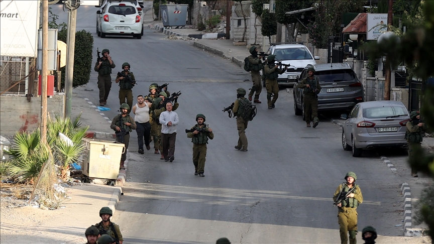 الجيش الإسرائيلي يعتقل 50 فلسطينيا في الضفة