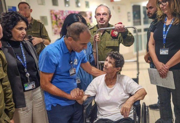 رهينة إسرائيلية مفرج عنها: عاملونا بلطف ولبوا احتياجاتنا