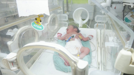 قصفوها والجنين في بطنها .. طفل فلسطيني يولد يتيما