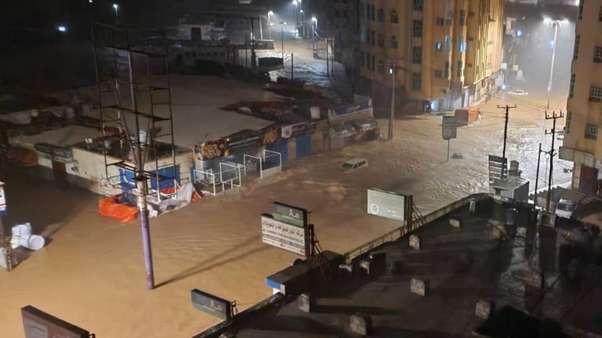 آلاف النازحين بسبب إعصار تيج في اليمن