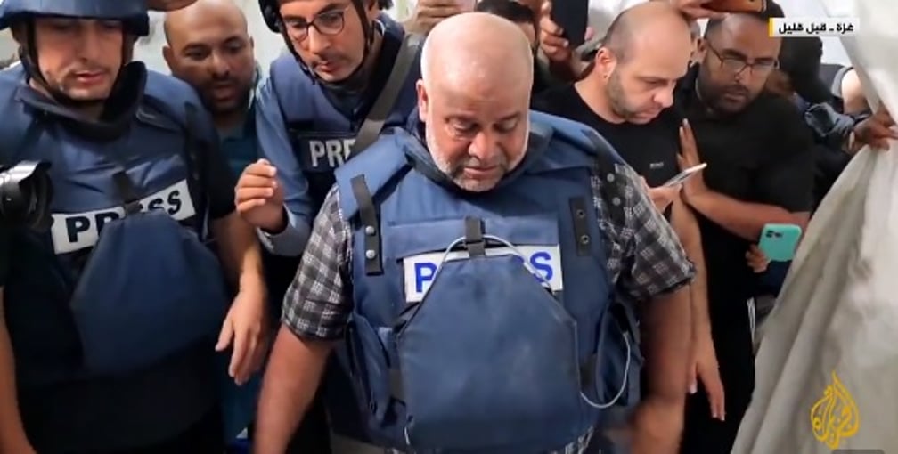 ألم وصدمة.. استشهاد أسرة مراسل الجزيرة في غزة وزميله يذيع الخبر باكياً