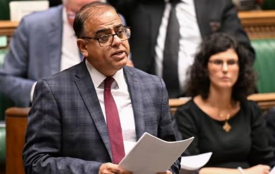 كندا تمنع نائبا بريطانيا من ركوب طيرانها لأن اسمه محمد!