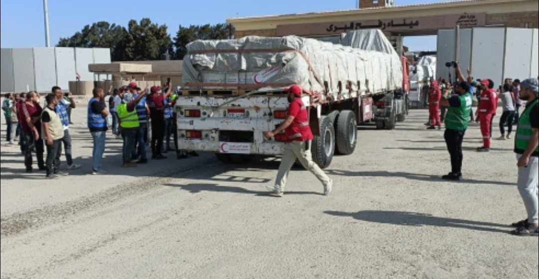 12 شاحنة مساعدات إنسانية تدخل إلى غزة