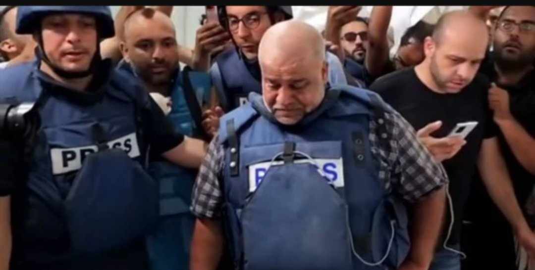 لوموند الفرنسية: صورة الدحدوح وهو يقبل جثامين ذويه لن تنسى