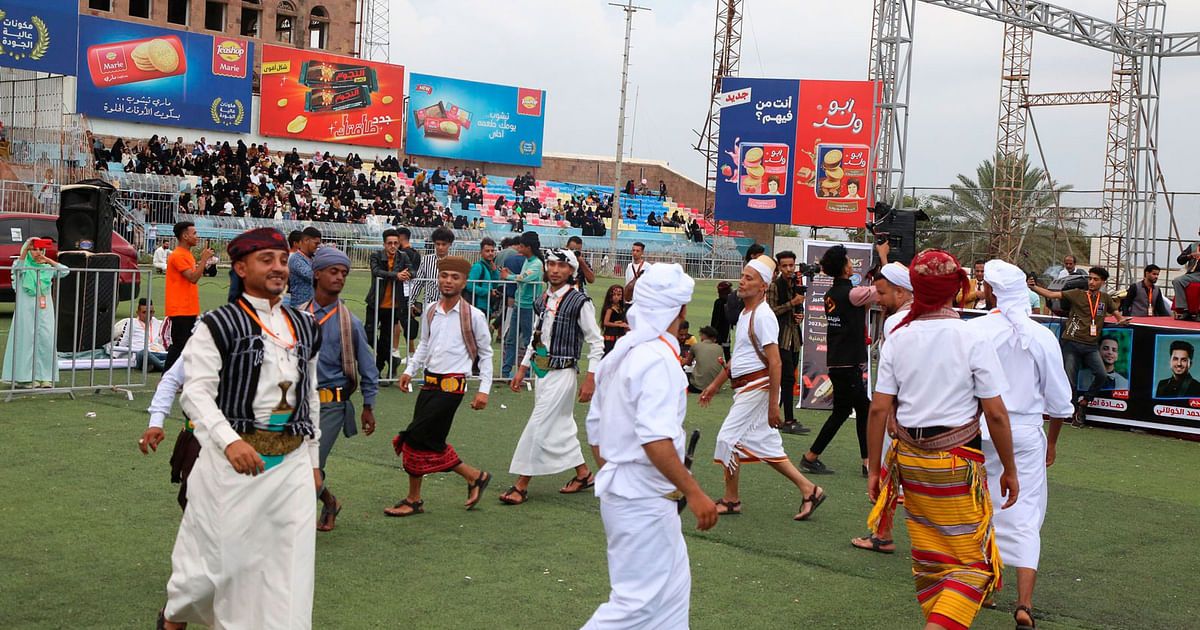 شاهد.. مسلحون يطلقون النار على جمهور حفل فني في تعز