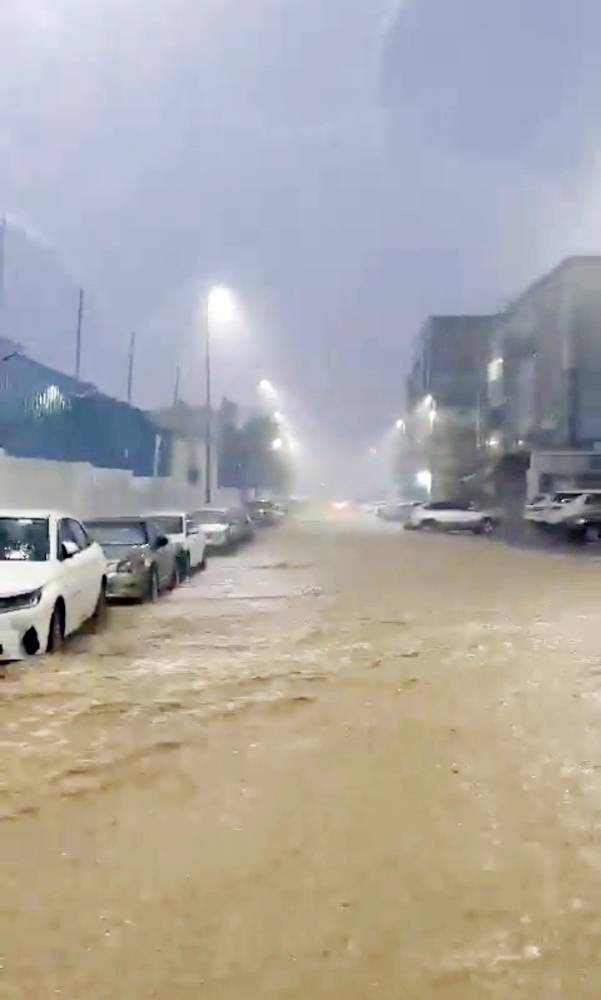 السعودية ..الأمطار تعلق الدراسة في مكة وجدة والكامل والقنفذة