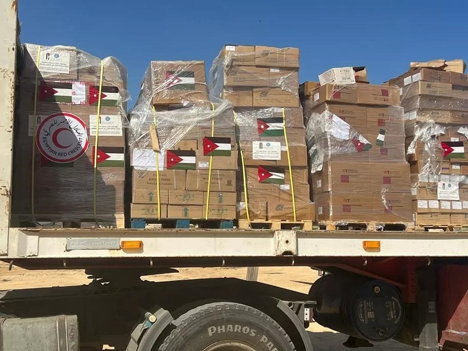 مادبا تسير 5 شاحنات لقطاع غزة