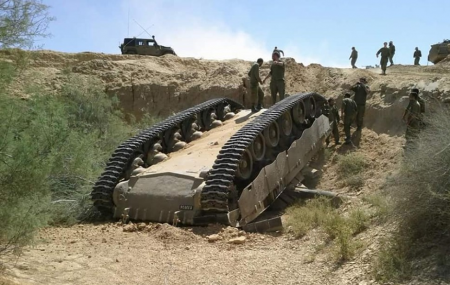 مقتل جندي وإصابة 3 آخرين بانقلاب دبابة إسرائيلية