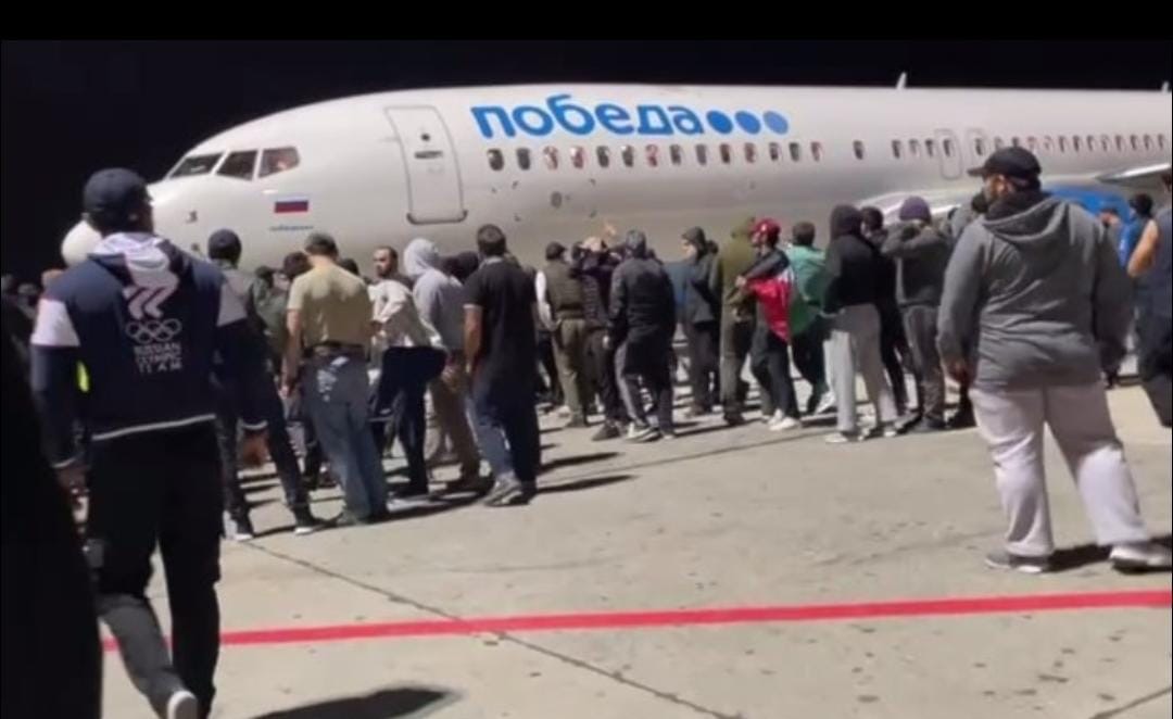 حشود شعبية في داغستان الروسية تقتحم مطار العاصمة بعد هبوط طائرة آتية من إسرائيل