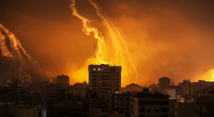 قوات الاحتلال تقصف عدة مناطق في قطاع غزة بالقذائف الفوسفورية