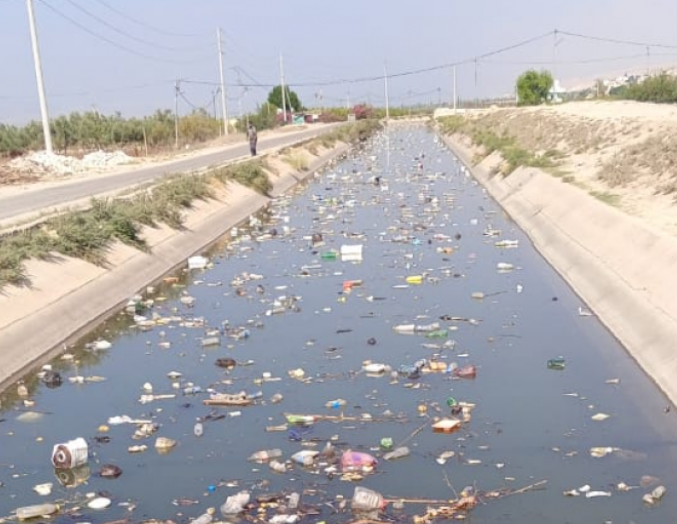 بالصور .. نفايات وكارثة بيئية تغزو قناة الغور الشرقية بالاغوار الشمالية