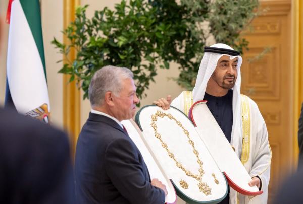 الملك يتسلم وسام زايد