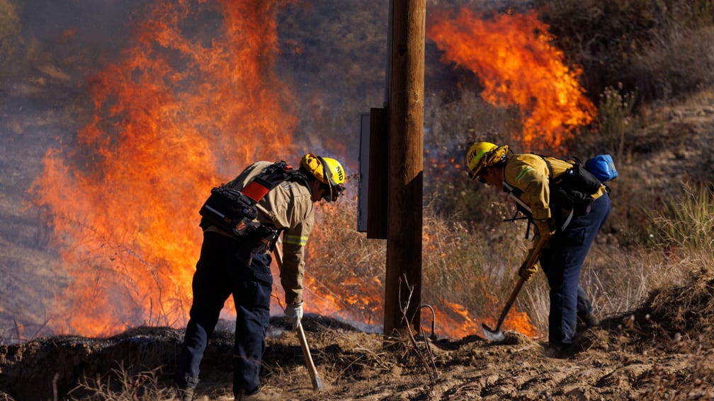 حريق ضخم يهدّد آلاف السكان في جنوب كاليفورنيا