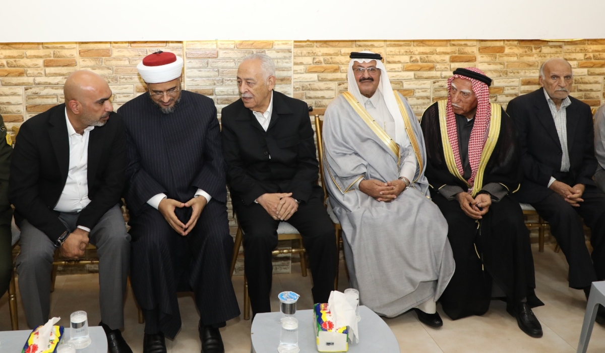 مندوبا عن الملك  وولي العهد العيسوي  يعزي عشيرة الحراسيس _حي الطفايلة...صور