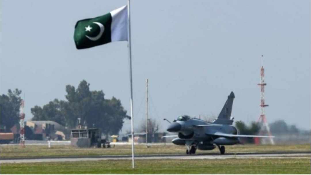 مسلحون يهاجمون قاعدة للقوات الجوية الباكستانية