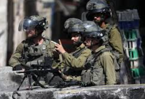 إصابة 8 فلسطينيين برصاص الاحتلال في بيت أمر واعتقال 41 بالضفة