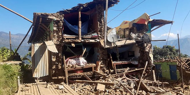 زلزال قوي يهز نيبال ومصرع 128 شخصاً على الأقل