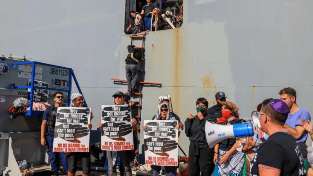 نشطاء يحاولون منع سفينة أمريكية محملة بالأسلحة من التوجه لإسرائيل