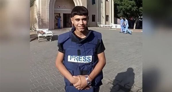 “المراسل الطفل” يظهر بعدما أثار قلق متابعيه في العالم