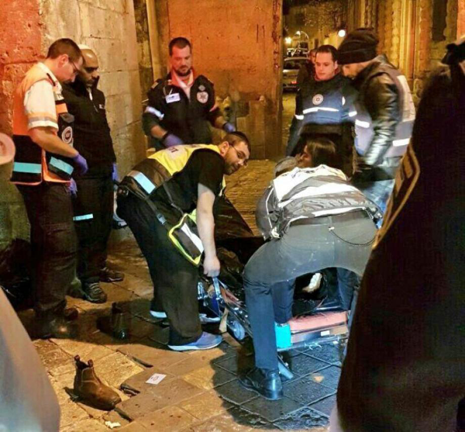 استشهاد فلسطيني وإصابة شرطيين إسرائيليين بعملية طعن بالقدس