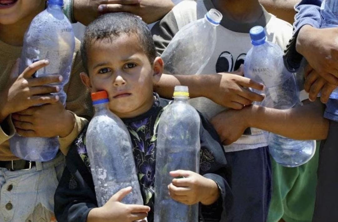 الأطفال  غزة يتساءلون: “أين الماء العادي؟”