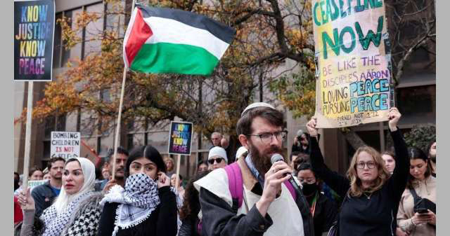 نيويورك : نشطاء يهود يتضامنون مع غزة ويطالبون بوقف إطلاق النار