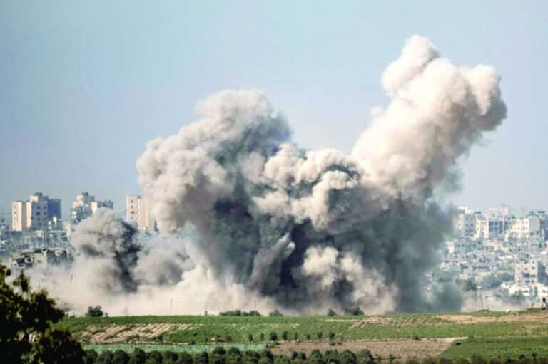 استشهاد صحفي فلسطيني و42 من عائلته بغارة استهدفت منزله