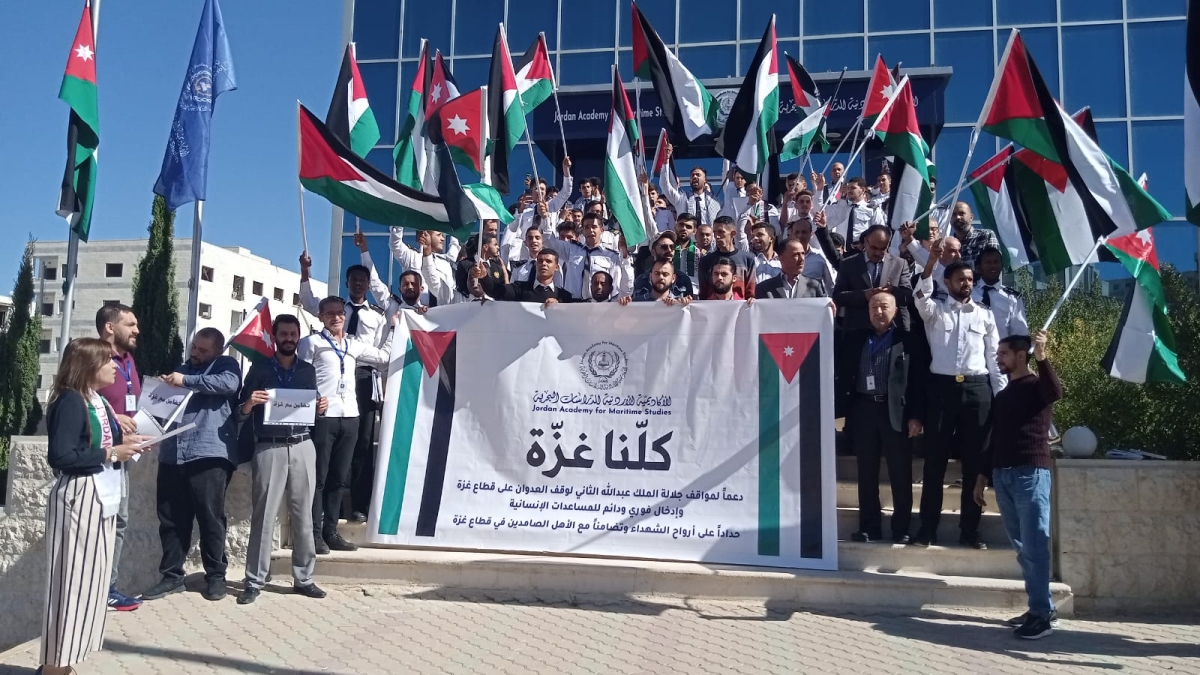 شاهد بالصور: الأكاديمية الأردنية للدراسات البحرية تنظم وقفةً تضامنية مع قطاع غزة