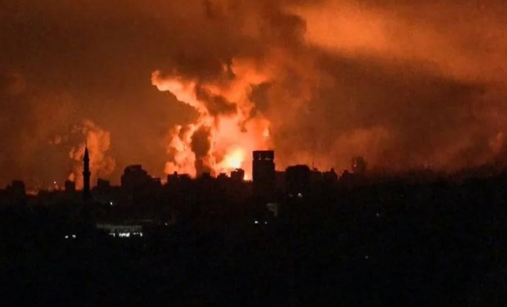 طيران الاحتلال يجدد قصفه لمخيم النصيرات ومحيط المستشفى الإندونيسي بغزة