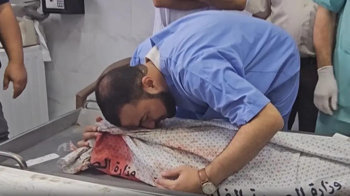 طبيب في غزة يفاجأ بجثث أمه وابنيه في المستشفى