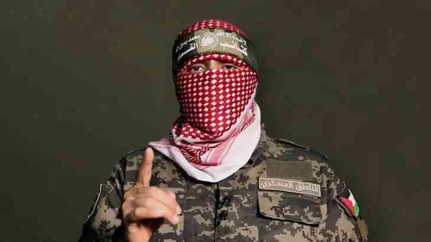 أخصائي يحلل لغة جسد أبو عبيدة.. طوفان إعلامي ونفسي خلف اللثام