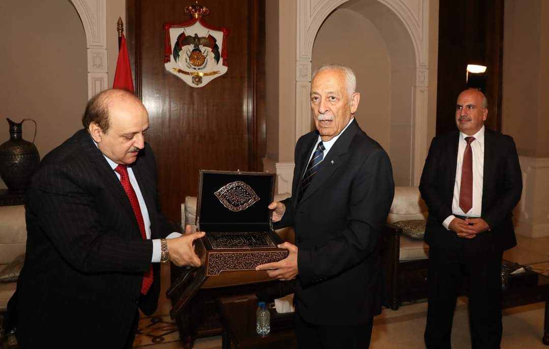 العيسوي  يستقبل بركات عوجان و رئيس واعضاء ملتقى معان الثقافي و اعضاء نادي المعلمين ...صور