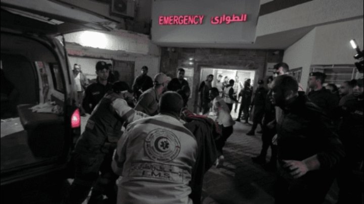 الاحتلال يقصف الساحة الرئيسية لمستشفى الشفاء الطبي