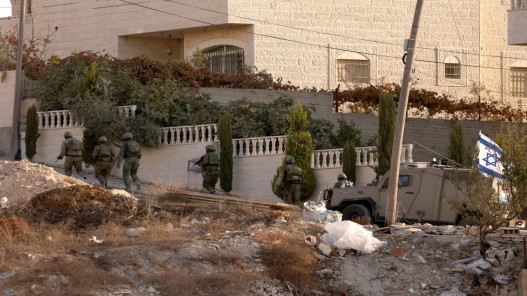 اعتقال أكثر من 90 فلسطينيا في مدن الضفة الغربية المحتلة