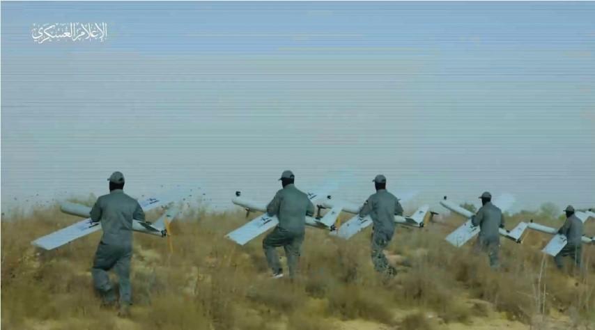 مُسيرة قسامية تُسقط قذيفة على تجمع للجنود الصهاينة