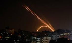 إطلاق رشقة صاروخية تجاه غلاف غزة وصفارات الإنذار تدوي