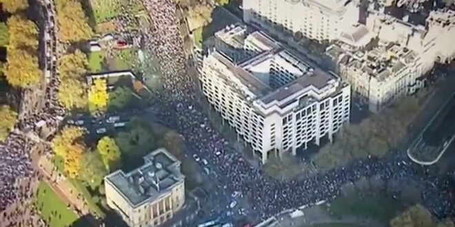 مئات آلاف المتظاهرين في العاصمة البريطانية لندن دعماً للشعب الفلسطيني