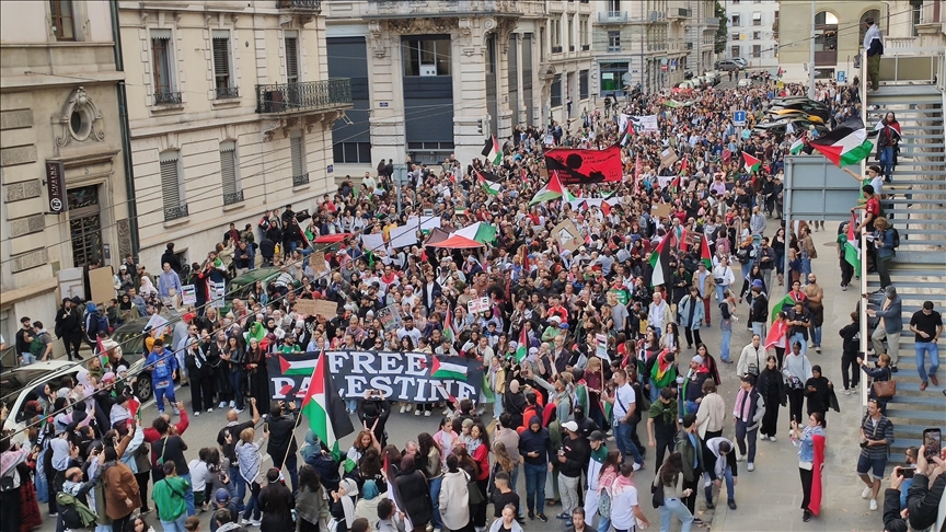 جنيف.. الآلاف يتظاهرون للمطالبة بإنهاء الإبادة الجماعية في غزة