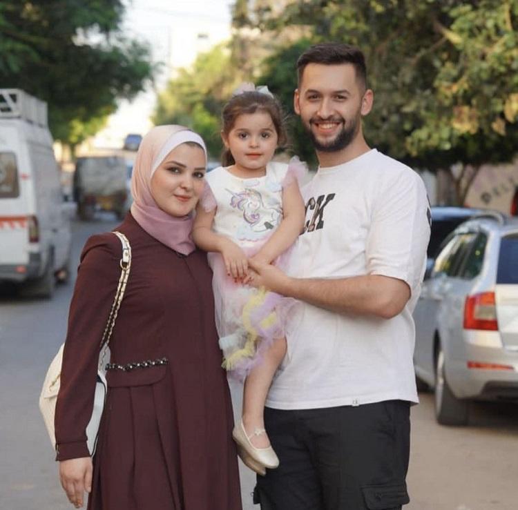 الطفلة جوليا.. لا تعلم بعد أنها فقدت والديها بالقصف على غزة