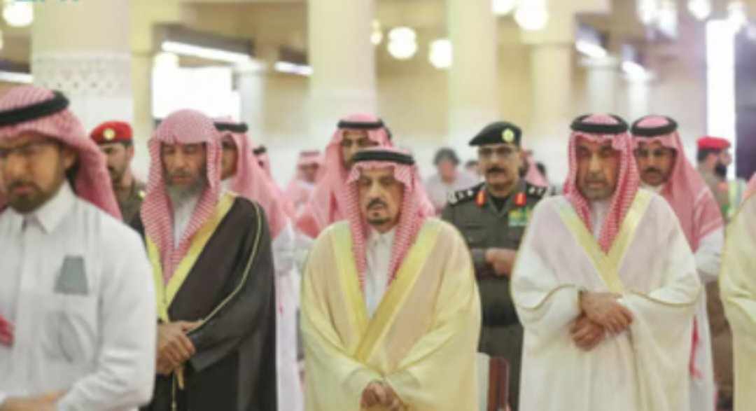 أمير  منطقة الرياض يؤدي صلاة الميت على الأمير يزيد بن سعود بن عبدالعزيز