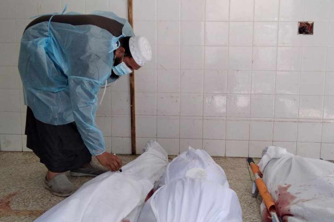 مُكفّن غزة أبو عمار  يروي مشاهد صادمة: أشلاء الأطفال تطارد منامي